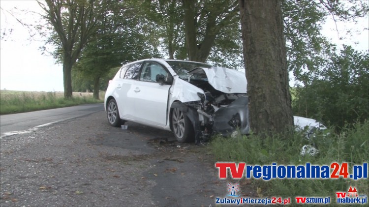 Toyota uderzyła w drzewo w Poliksach. 41-latka z obrażeniami ciała&#8230;