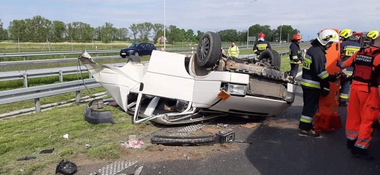 Auto osobowe uderzyło w busa na S7. Jedna osoba poszkodowana.