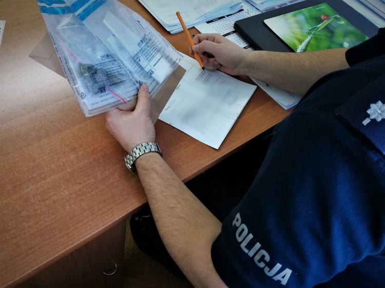 Narkotyki ukryte w skarpetce. Młodzi mężczyźni trafili do aresztu.