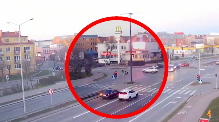 Zignorował czerwone światło i spowodował kolizję na skrzyżowaniu…