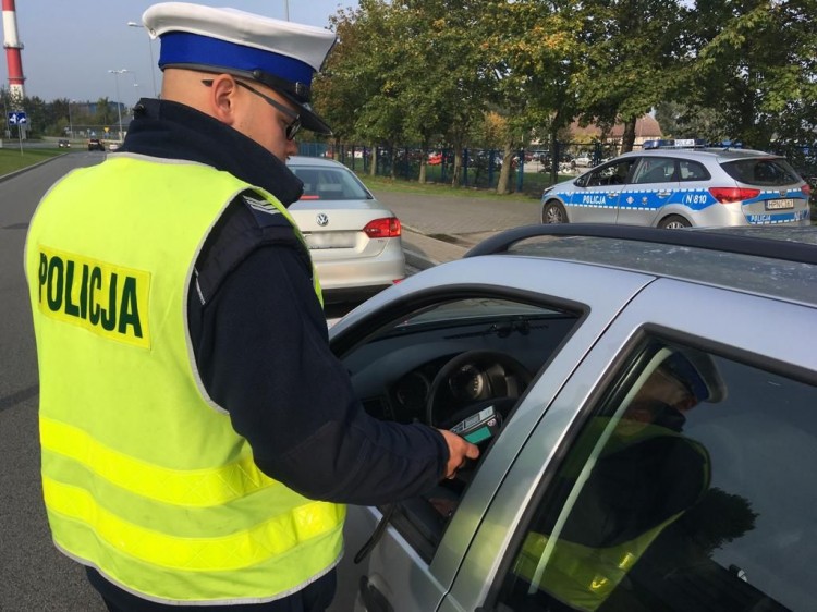 „Bezpieczny weekend” - od środy na drogach więcej policyjnych patroli.