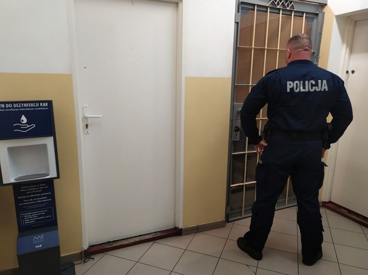 Na widok policjantów wyrzucił woreczek z narkotykami.