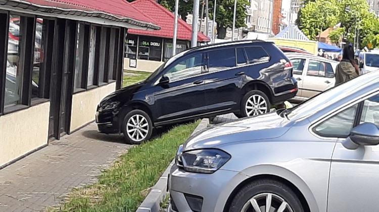 Mistrz (nie tylko) parkowania na targowisku miejskim w Malborku.