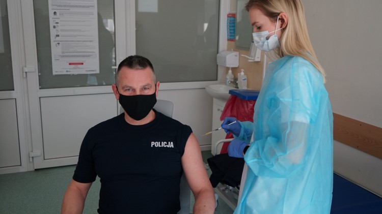 Rozpoczęły się szczepienia służb mundurowych na Pomorzu.