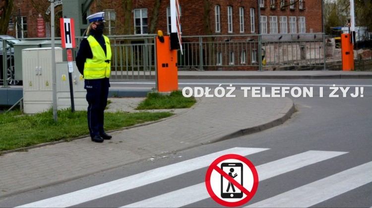 Policjanci apelują - nie korzystaj z telefonu podczas wchodzenia na przejście&#8230;
