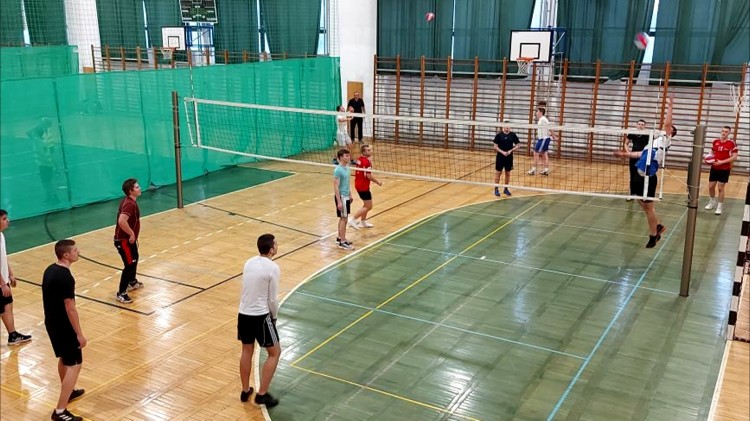 Malbork. Uczniowie ZSP4 rozegrali mikołajkowy turniej sportowy.