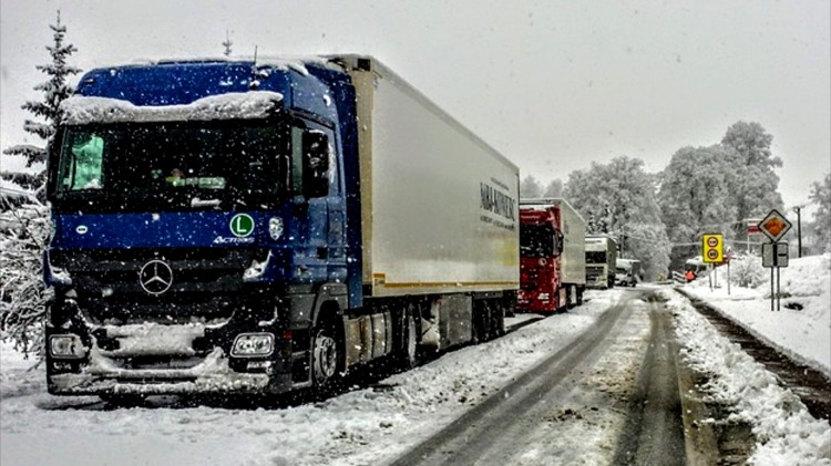 Zimowe problemy ciężarówek – raport sztumskich służb mundurowych.