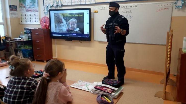 Sztum. O bezpieczeństwie w trakcie ferii – rozmowy policjantów z dziećmi.