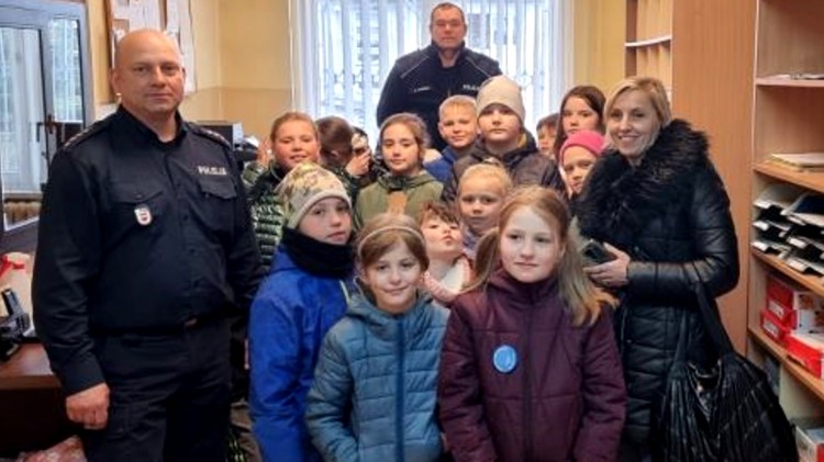 Stary Targ. Dzieci z wizytą na Posterunku Policji.