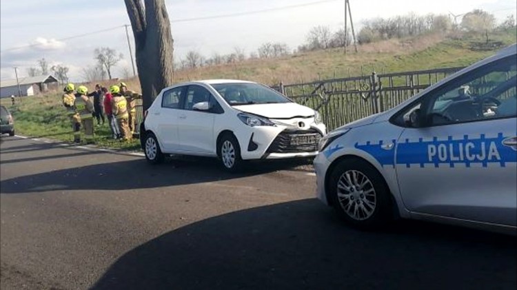 Mikołajki Pomorskie. Jedna osoba w szpitalu po zderzeniu dwóch osobówek.