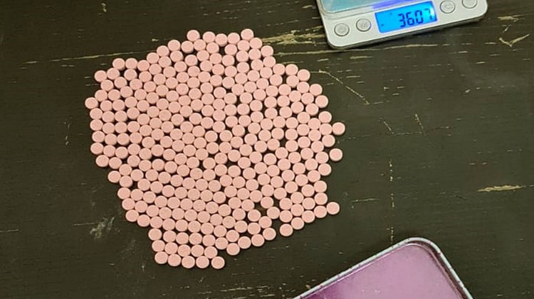 Elbląg. Posiadali kilkaset tabletek ecstasy i narkotyki.