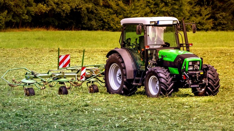 Powiat sztumski. Jechał ciągnikiem na podwójnym gazie i bez uprawnień.