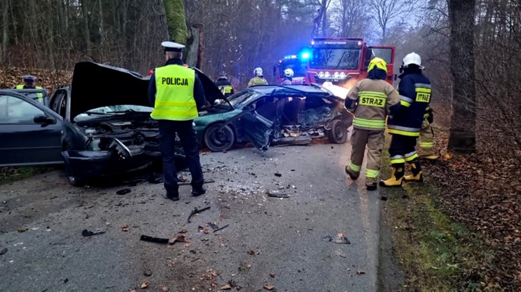 Mikołajki Pomorskie. Dwie osoby w szpitalu po zderzeniu osobówek.