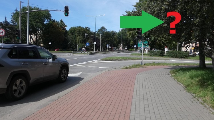 Malbork. Dlaczego na tym skręcie nie może być zielonej strzałki? – pytają kierowcy.