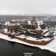 Zimowy Zamek w Malborku z lotu ptaka. 