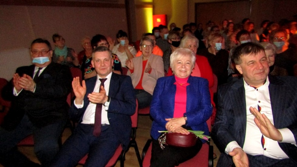 Stare Pole. Gminny Dzień Kobiet - Michał Milowicz porwał publikę do tańca.