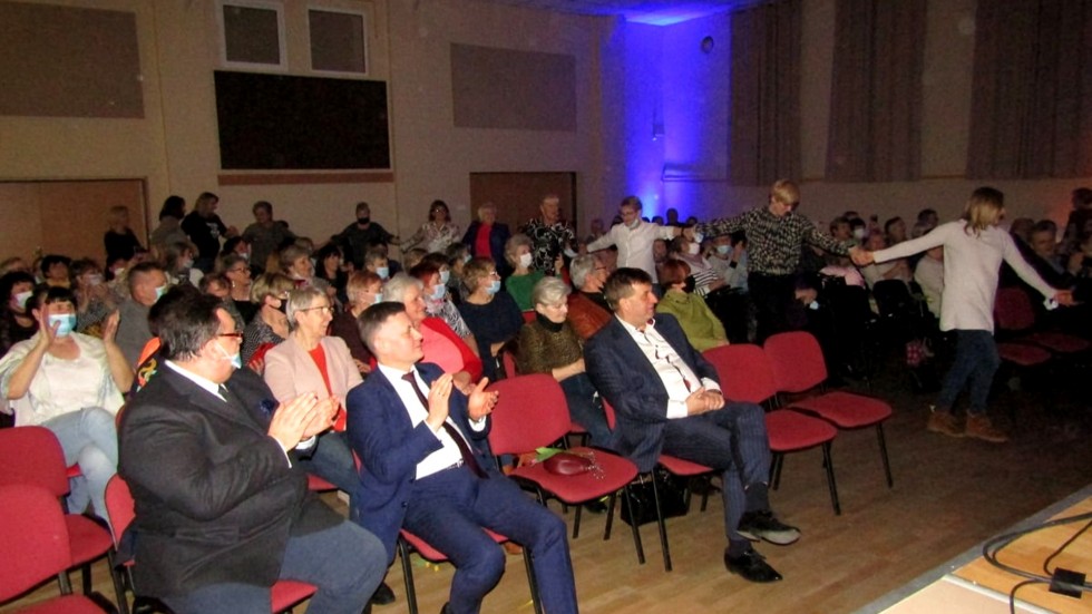 Stare Pole. Gminny Dzień Kobiet - Michał Milowicz porwał publikę do tańca.