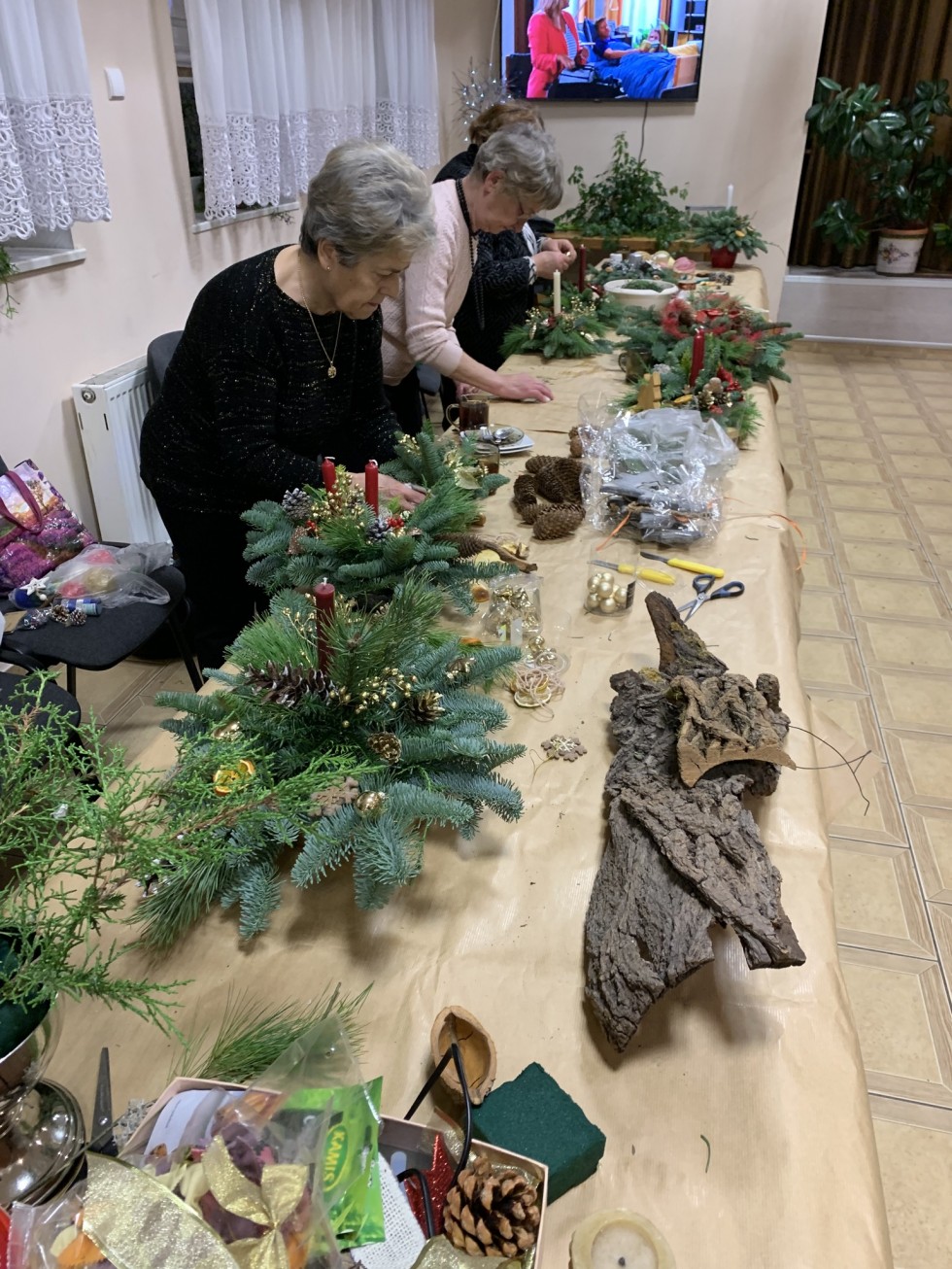 Gmina Malbork. Świąteczne warsztaty florystyczne – cuda z natury.
