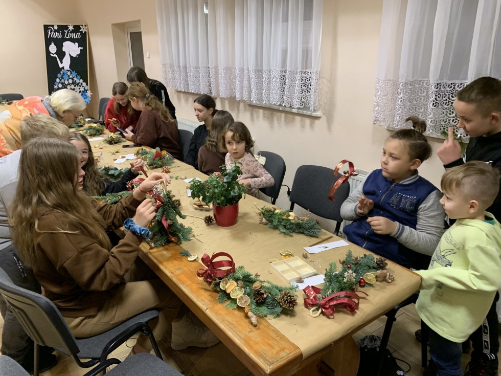 Gmina Malbork. Świąteczne warsztaty florystyczne – cuda z natury.