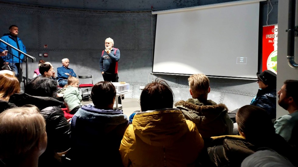 Spacer z przewodnikiem po filmowym Malborku.