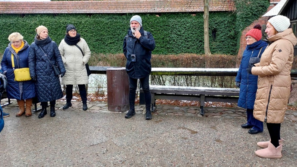 Spacer z przewodnikiem po filmowym Malborku.