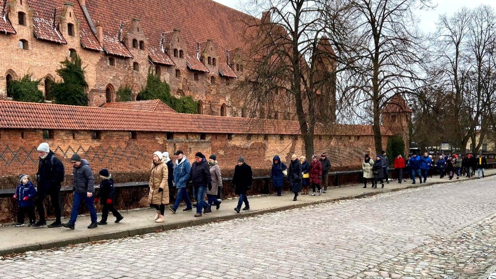 Spacer z przewodnikiem po filmowym Malborku.