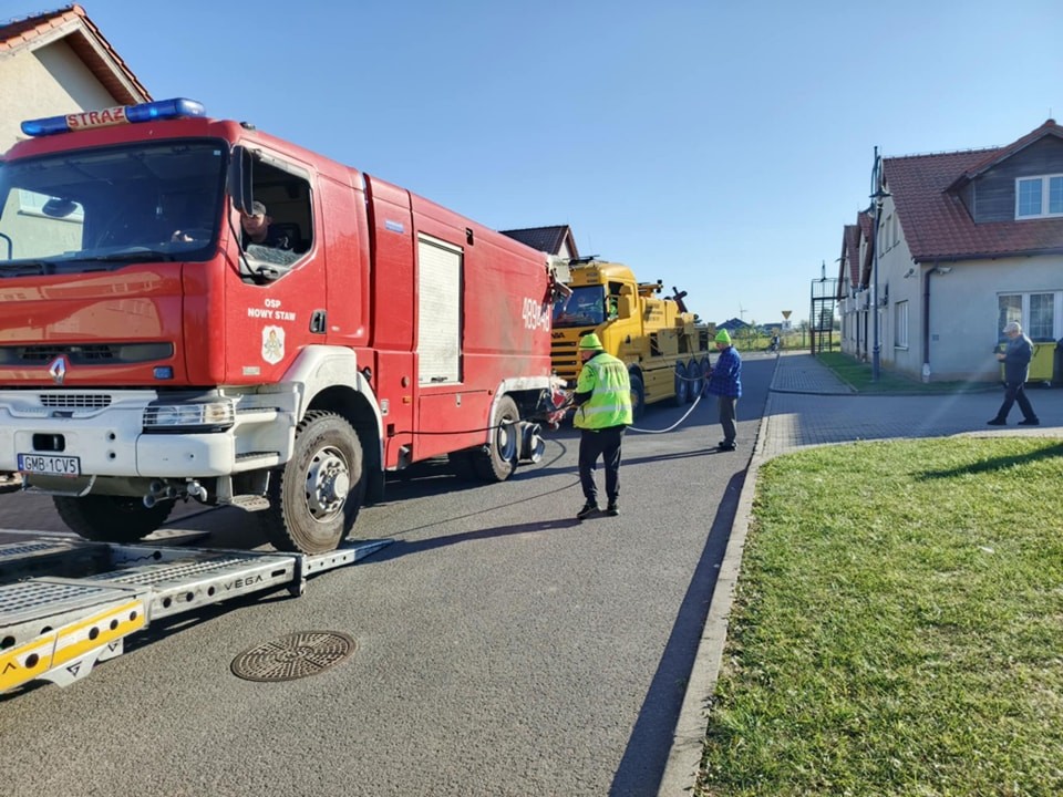 S7. Ciężarówka uderzyła w pojazd OSP Nowy Staw. Strażak trafił do szpitala.