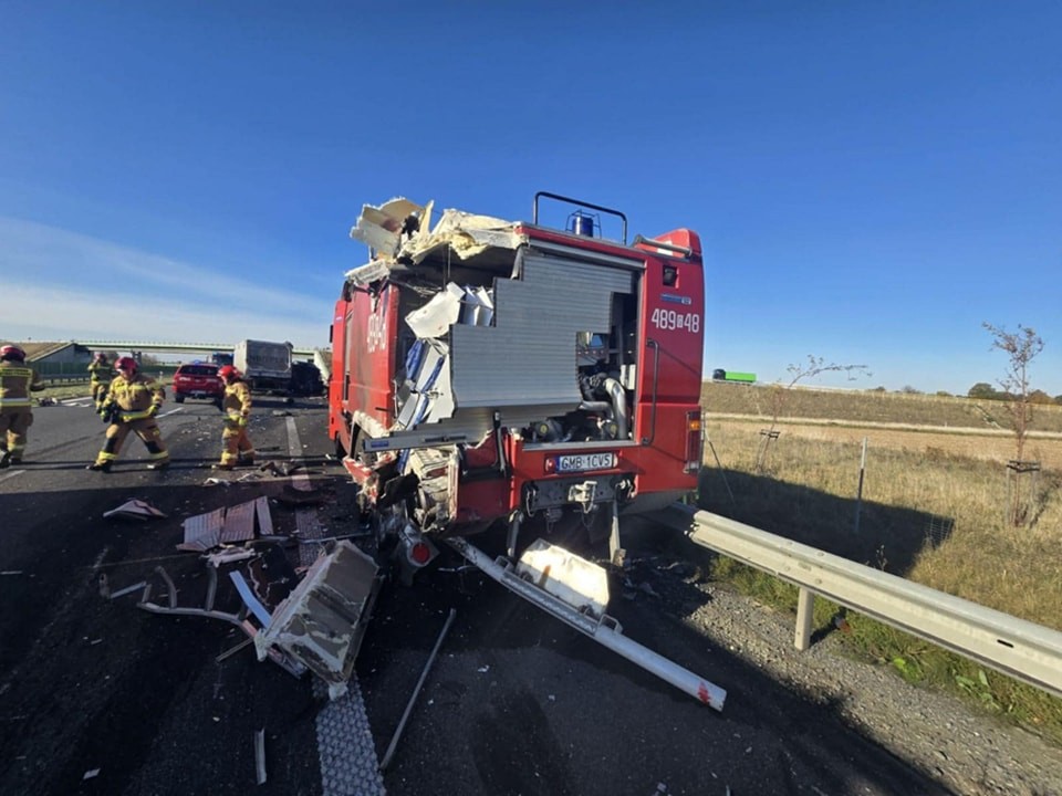 S7. Ciężarówka uderzyła w pojazd OSP Nowy Staw. Strażak trafił do szpitala.