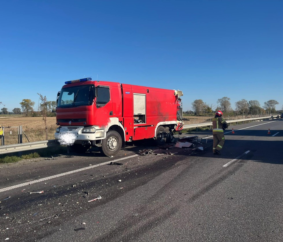 S7. Ciężarówka uderzyła w pojazd OSP Nowy Staw. Strażak trafił do szpitala.