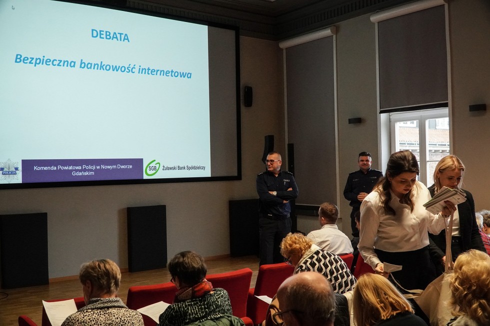 Bezpieczna bankowość internetowa – debata społeczna z udziałem policjantów i przedstawicieli sektora bankowego.