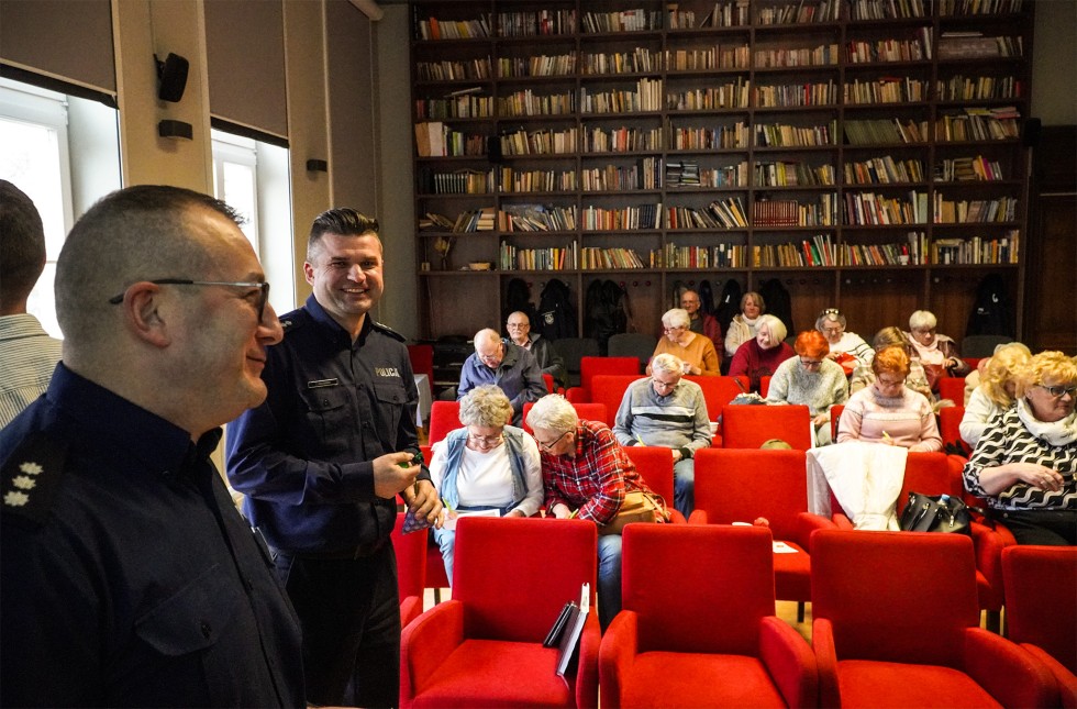 Bezpieczna bankowość internetowa – debata społeczna z udziałem policjantów i przedstawicieli sektora bankowego.