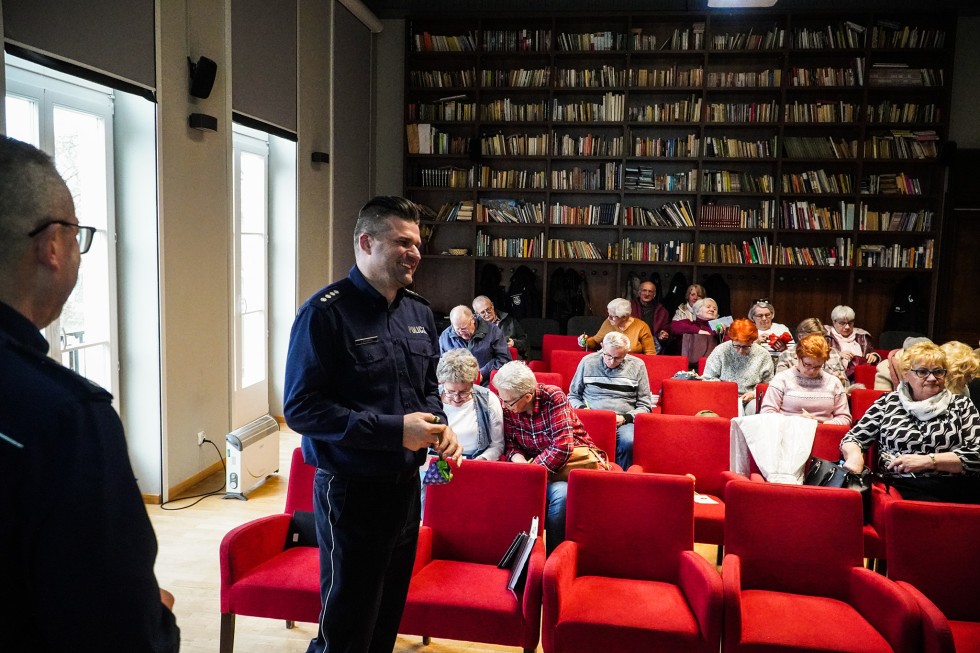 Bezpieczna bankowość internetowa – debata społeczna z udziałem policjantów i przedstawicieli sektora bankowego.