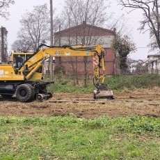 Prace porządkowe na linii 256: stacja w Nowym Stawie odzyskuje torowisko