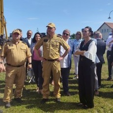 Nowoczesny sprzęt dla samorządów. W Nowym Stawie zaprezentowano efekty…