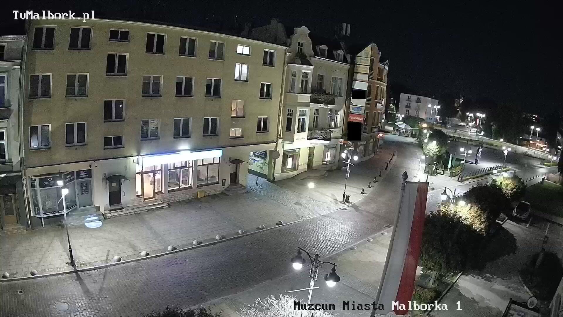 Podgląd: Pomnik Króla Kazimierza Jagiellończyka i plac miejski z fontanną - na żywo z Muzeum Miasta Malborka. Kamera pogodowa Telewizji Malbork